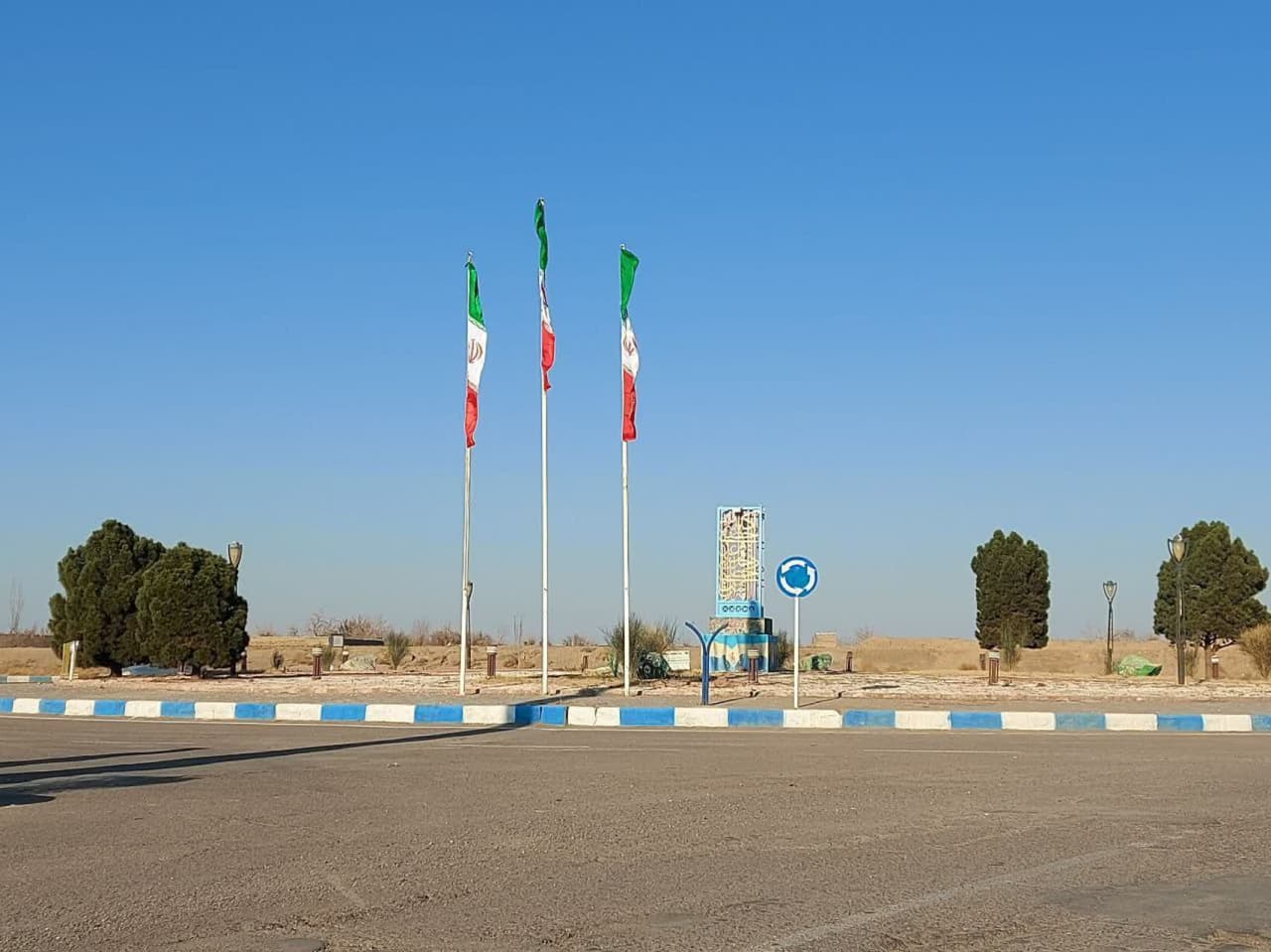 اهتزار پرچم ایران در ورودیهای شهر گناباد 