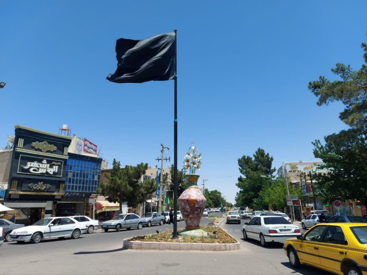 به اهتزاز در آمدن پرچم مشکی در میدان امام خمینی ره 