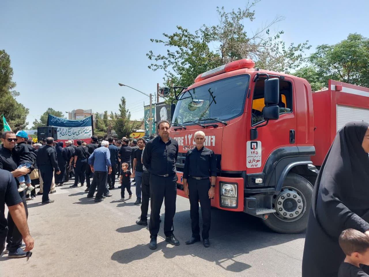 استقرار آتش نشانان در روز عاشورای حسینی در مسیر عزاداران 