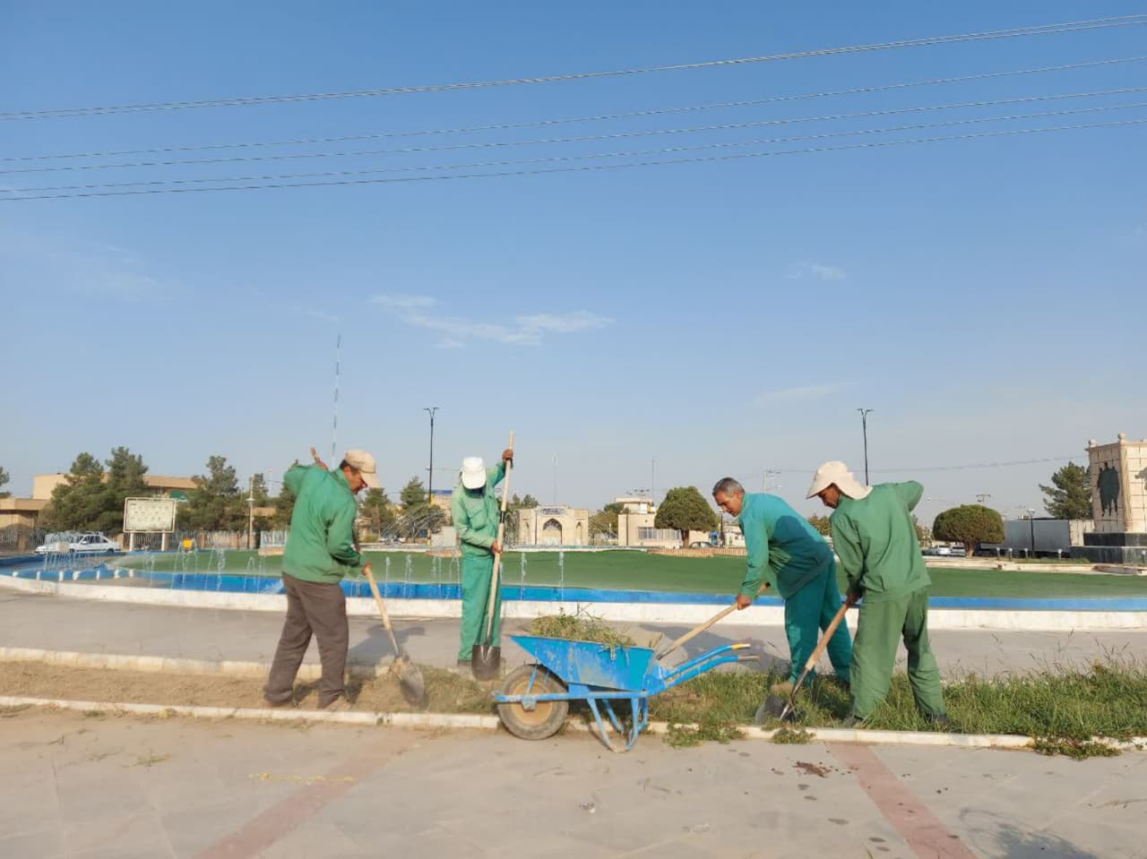 عملیات تعویض خاک بستر فضای سبز جهت کاشت گلهای فصلی در دست اقدام است