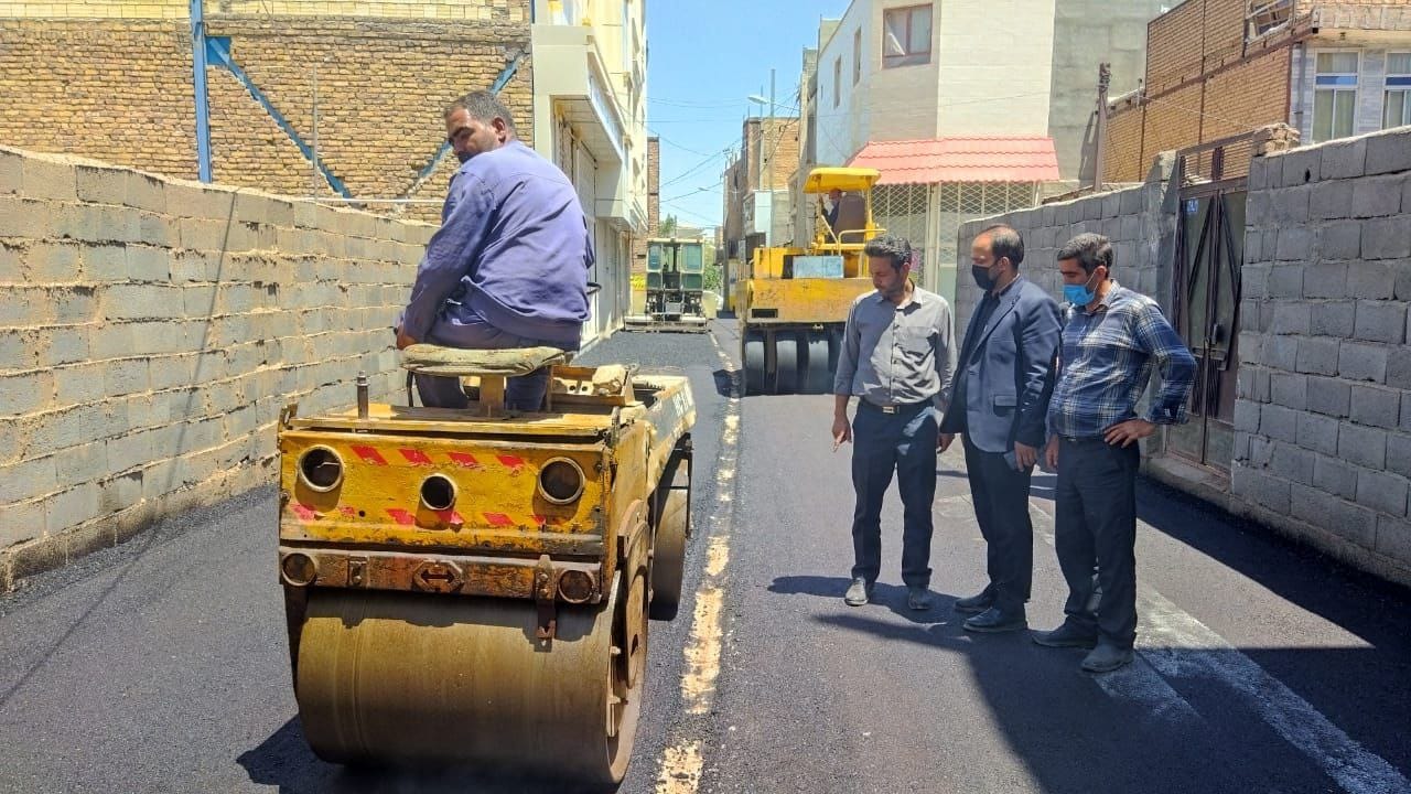 تداوم طرح آسفالت معابر شهر گناباد/ تاکنون بیش از 3 هزار مترمربع مساحت آسفالت شد