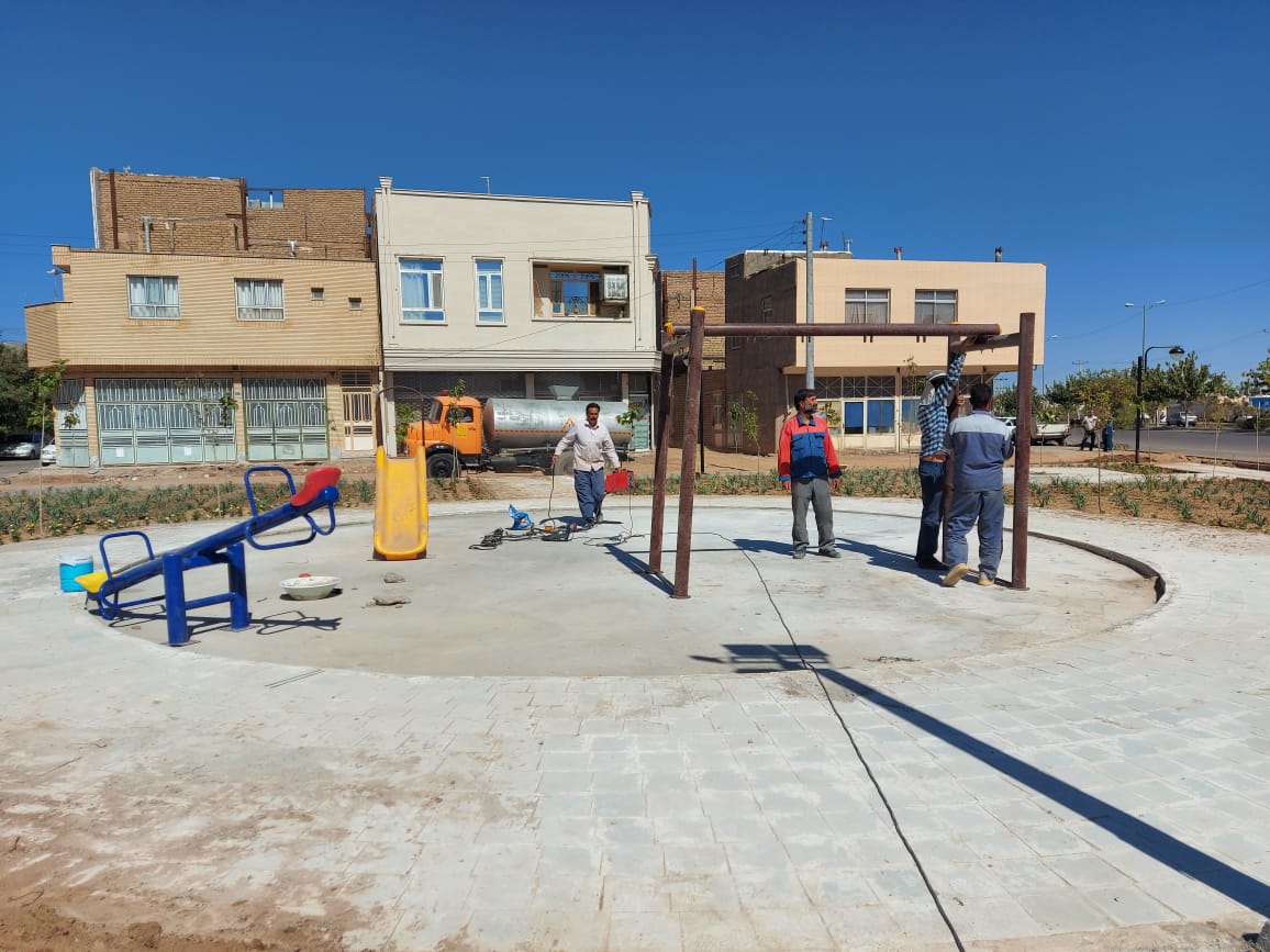 نصب وسایل بازی کودکان در بوستان یاسمن