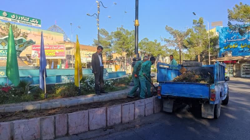 کارآماده سازی بسترکاشت گل به منظور گلکاری های فصلی با تلاش نیروهای فضای سبز در حال انجام است.