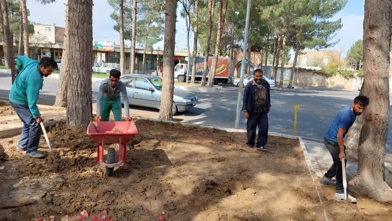  آماده سازی بستر فضای سبز حاشیه بلوار شهید نبی زاده