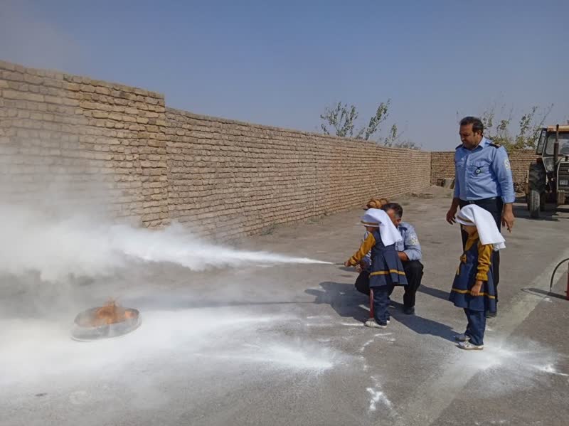  برگزاری کلاس آموزشی اطفاء حریق برای پیش دبستانی شادونه توسط اداره آتش نشانی شهرداری گناباد 