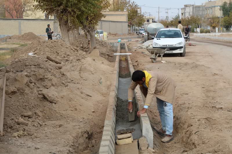 ادامه عملیات اجرایی پروژه جدول گذاری ابتدای بلوار امام حسین