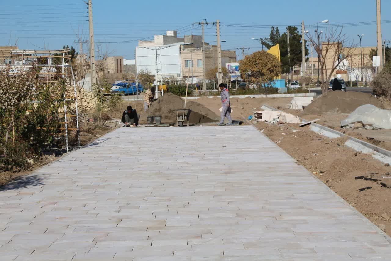 ادامه عملیات اجرایی پروژه پیاده روسازی ورودی ضلع غربی بلوار انقلاب