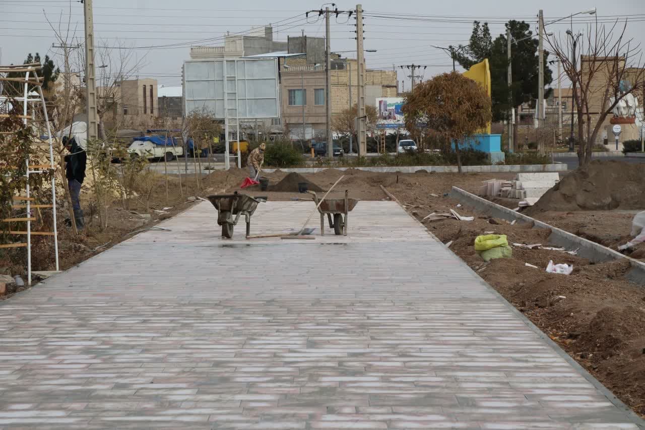  پیشرفت ۷۰ درصدی عملیات اجرایی پروژه پیاده روسازی ورودی ضلع غربی بلوار انقلاب