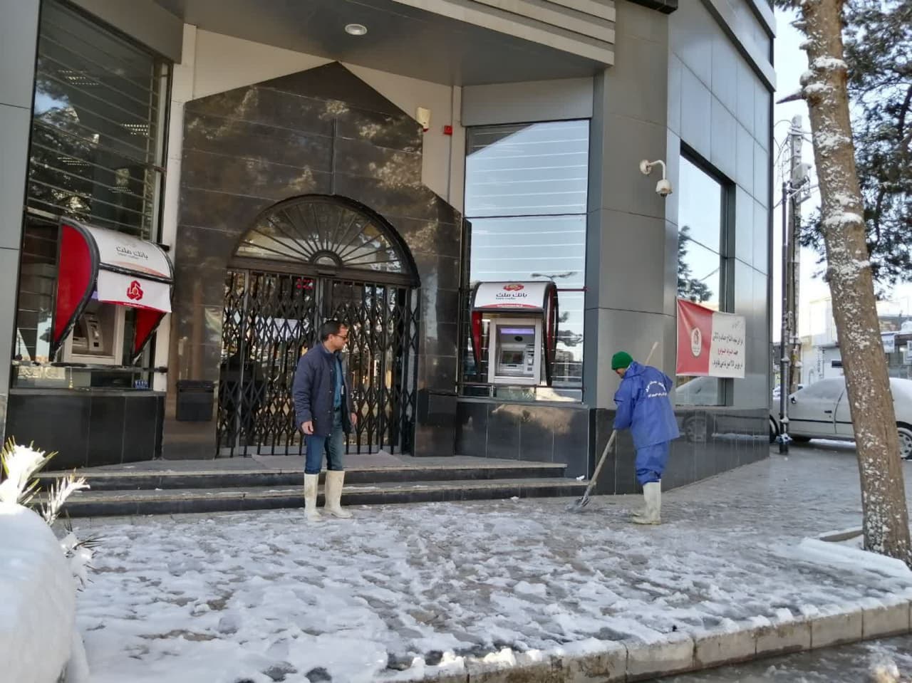 انجام برف روبی پیاده روهای سطح شهر