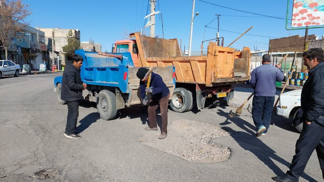  آغاز فعالیت اکیپ لکه گیری آسفالت شهرداری گناباد