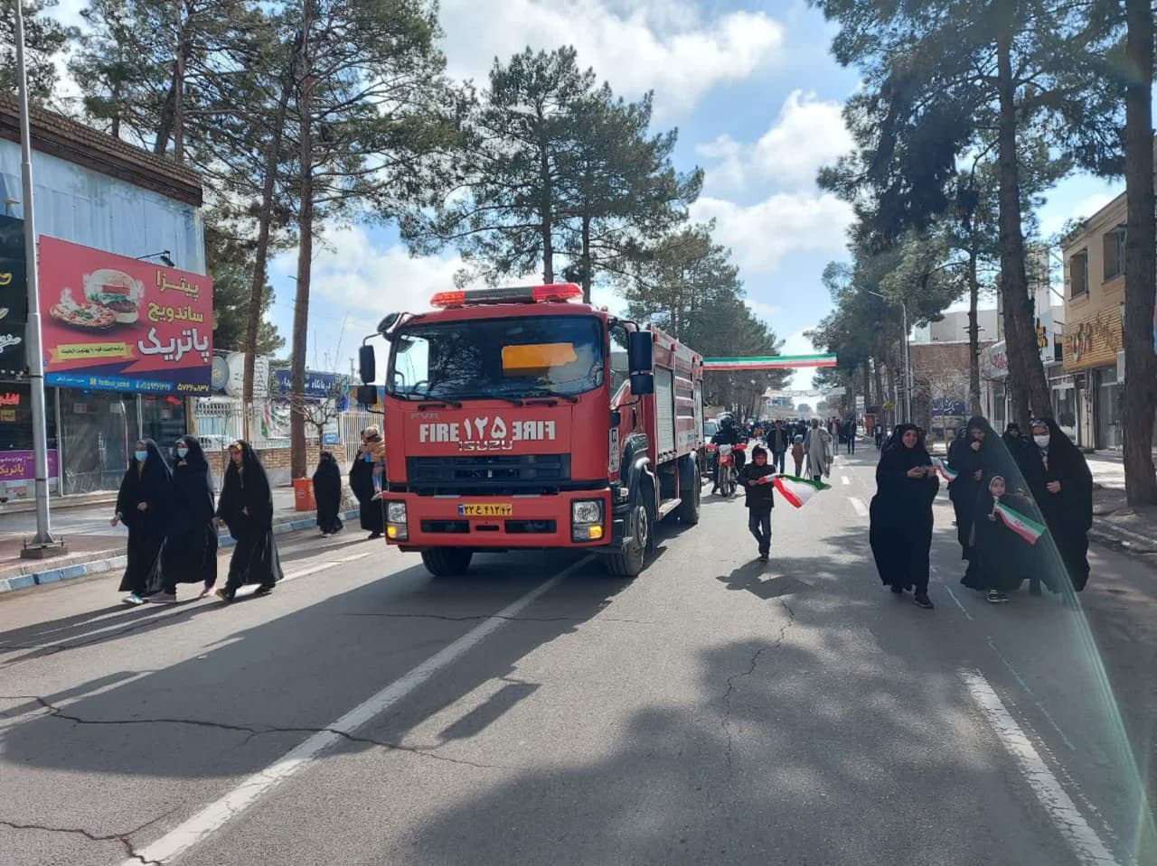 استقرار ماشین آتش نشانی شهرداری گناباد در مراسم راهپیمایی بزرگ ۲۲ بهمن 