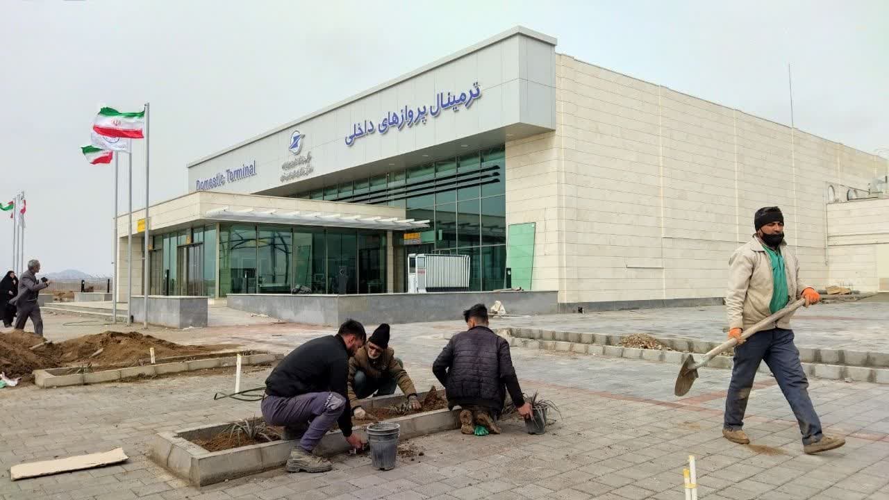 پرسنل فضای سبز در تلاش برای زیباسازی محوطه فرودگاه گناباد