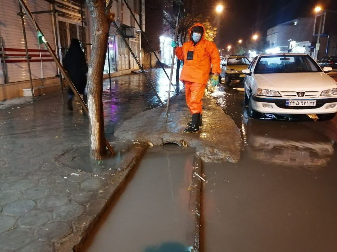  فعالیت اکیپ های رفع آبگرفتگی معابر در شب بارانی ۲۷ بهمن ماه 