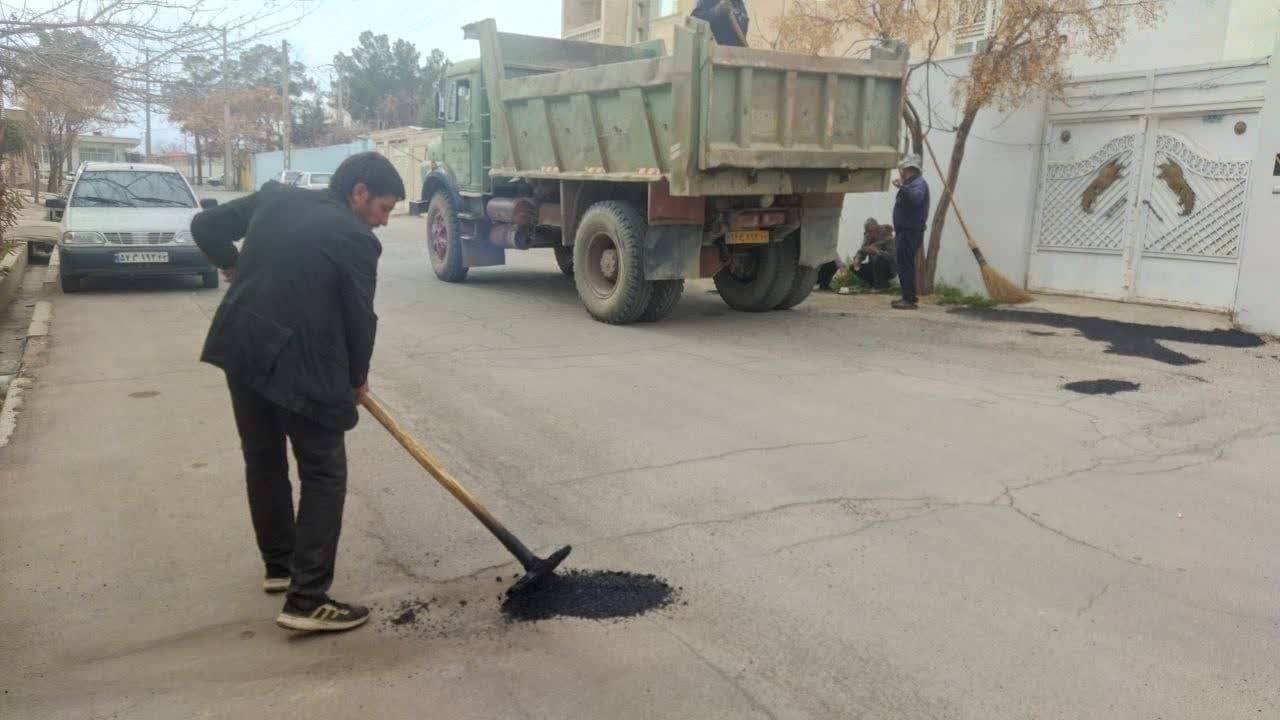 ۱۵ تن آسفالت صرف مرمت آسفالت معابر سطح شهر شد