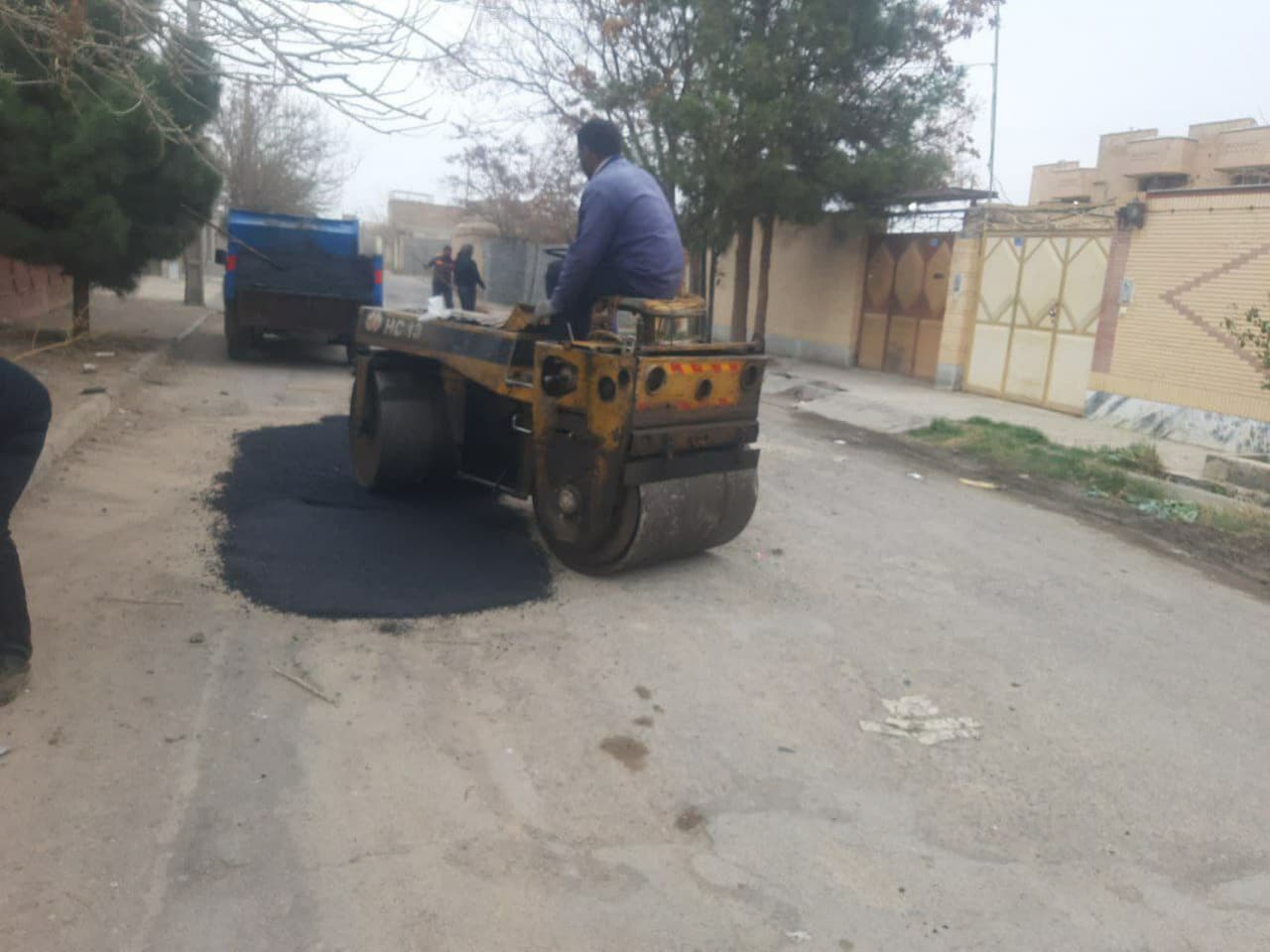 شروع مجدد مرمت آسفالت معابر پس از یک روز بارانی 