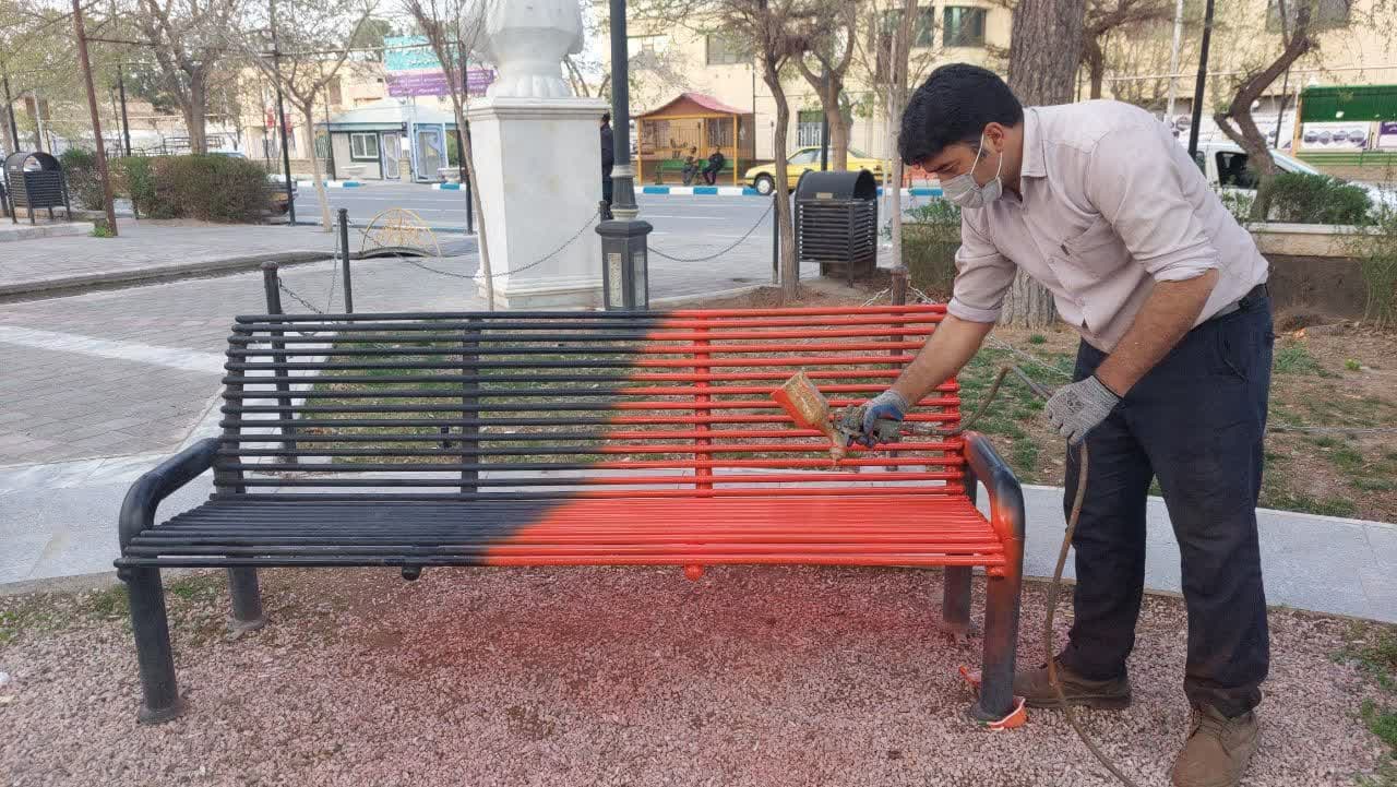  رنگ آمیزی نیمکت ها و سطل های زباله سطح شهر