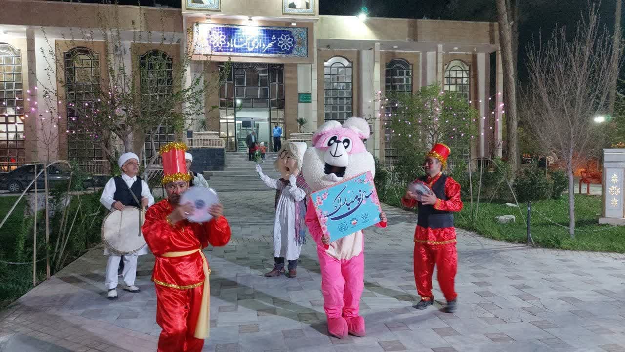 تداعی حال و هوای نوروز با کاروان عمو نوروز در سطح شهر