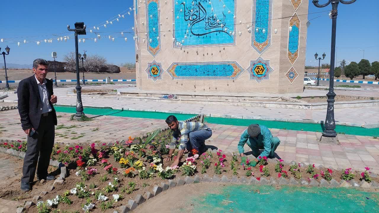 کاشت گلهای بهاری در میدان امام رضا ع 