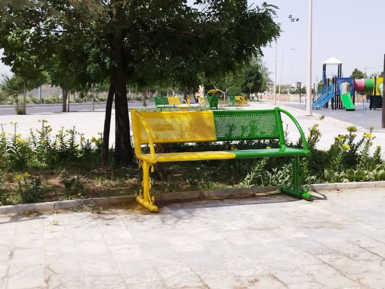اجرای عملیات رنگ آمیزی مبلمان بوستان دانشگاه آزاد 