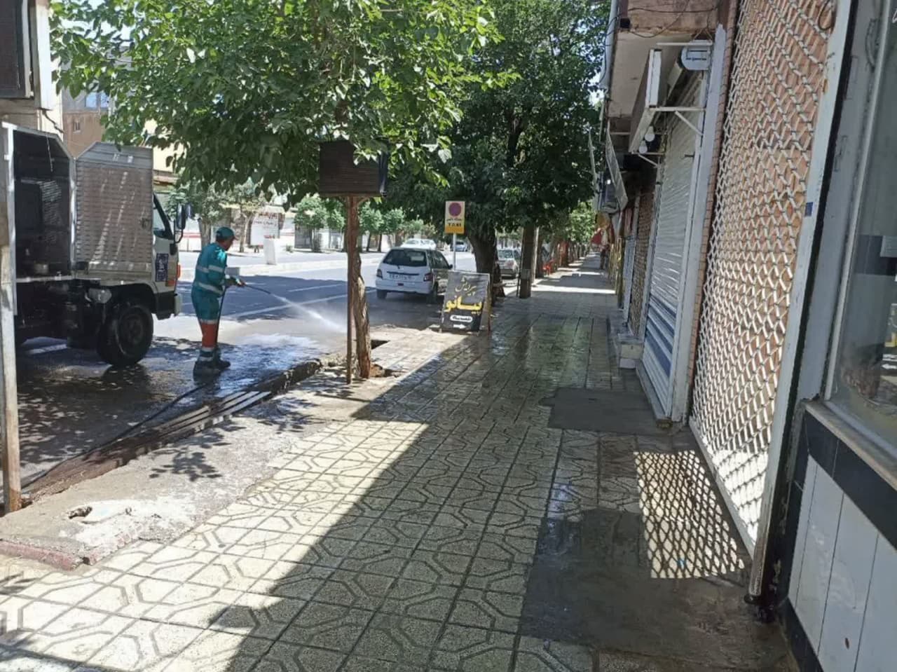 شستشو جداول و پیاده روهای خیابان سعدی