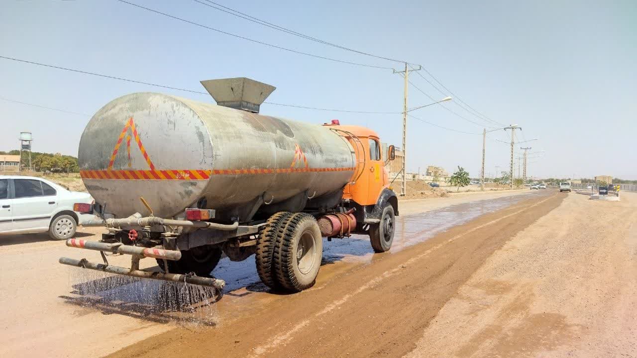 مسیر بلوار پرستار برای رفاه حال شهروندان آبپاشی میشود