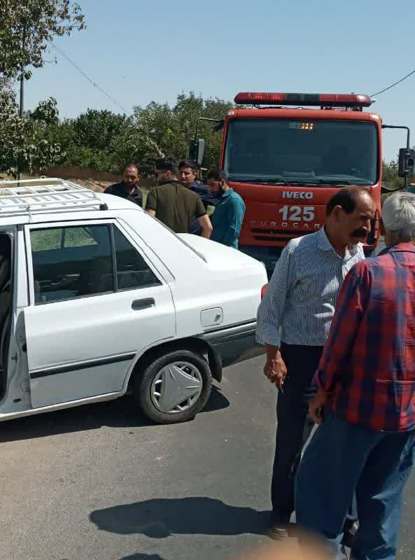  امدادرسانی آتش نشانی در حادثه انحراف خودروی پراید 