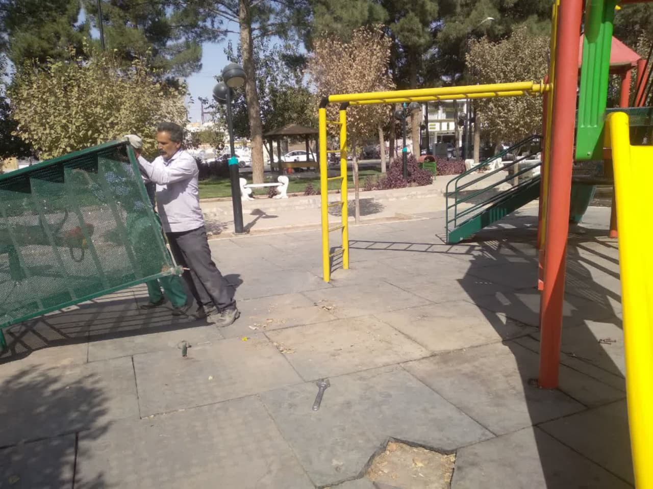  سرویس و ایمن سازی وسایل بازی کودکان در پارک جانباز
