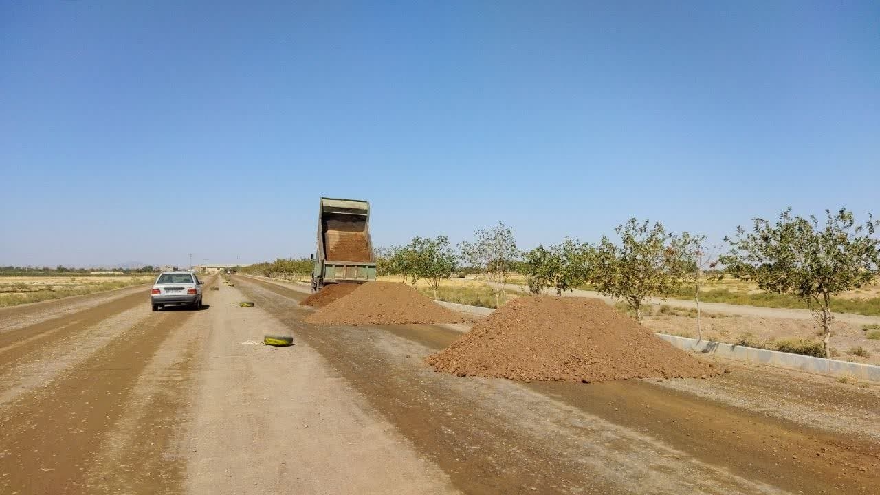 آغاز عملیات بارریزی مسیر مجتمع آموزش عالی (نوغاب) توسط شهرداری گناباد