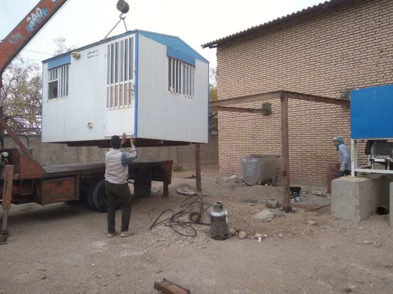 نصب اتاقک فرمان و کنترل کارخانه تولیدات بتنی شهرداری گناباد