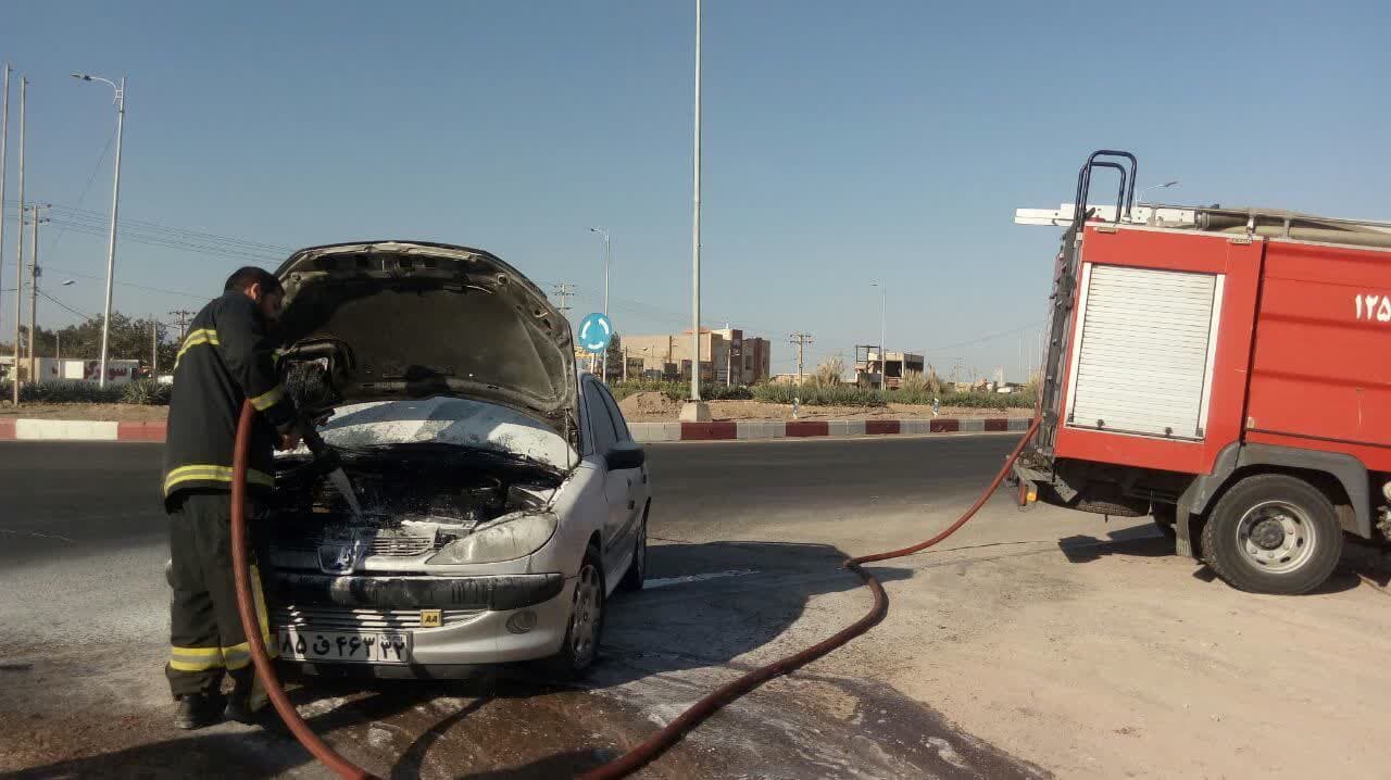 حریق خودرو پژو ۲۰۶ آژیر هشدار آتش نشانی را به صدا درآورد