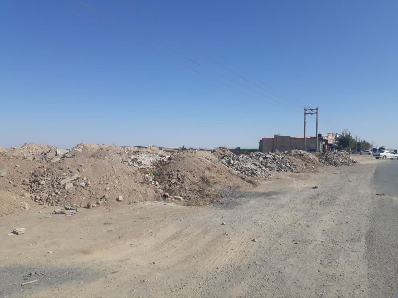 جمع آوری نخاله های ساختمانی حاشیه جاده سنتو 