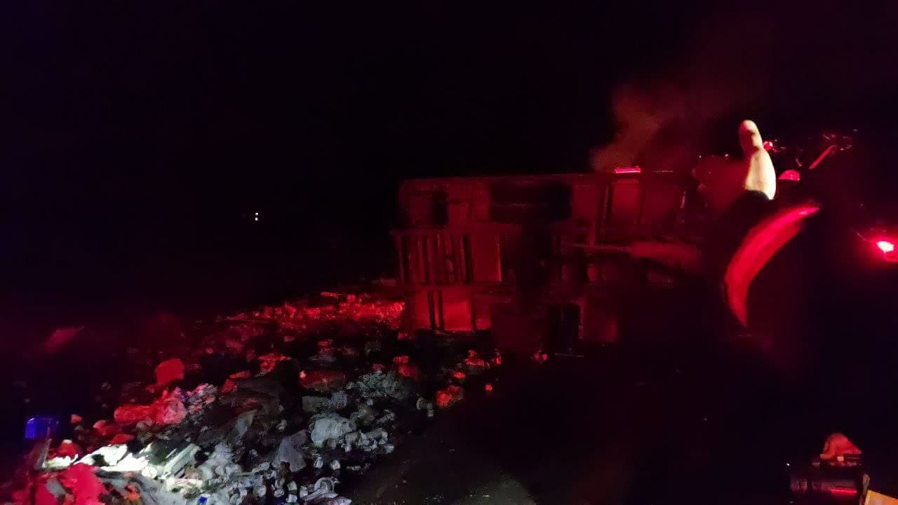  امداد رسانی آتش نشانان شهرداری گناباد در حادثه برخورد رخ به رخ تریلی با ایسوزو