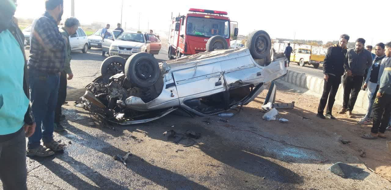  امداد رسانی آتش نشانی شهرداری گناباد به حادثه واژگونی خودرو ۴۰۵