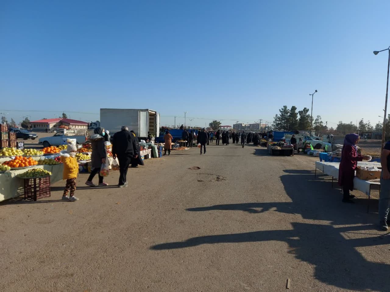 استقرار غرفه داران در محل روز بازار