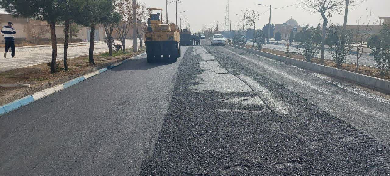 شروع به کار مجدد اکیپ های توزیع آسفالت شهرداری گناباد