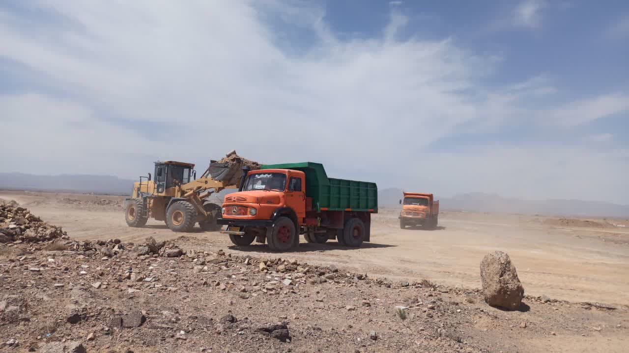 عملیات عمرانی تسطیح  و آماده سازی اراضی شهرک کار آفرین با قدرت ادامه دارد