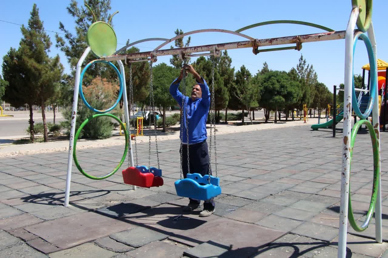 تعمیر وسایل بازی در بوستان دانشگاه