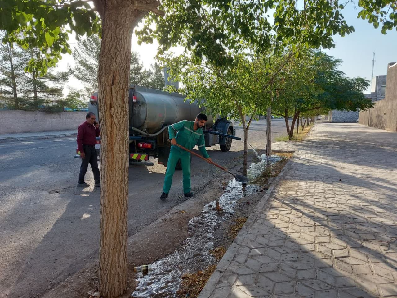 آبیاری فضای سبز سطح شهر با تانکر توسط واحد فضای سبز شهرداری گناباد.
