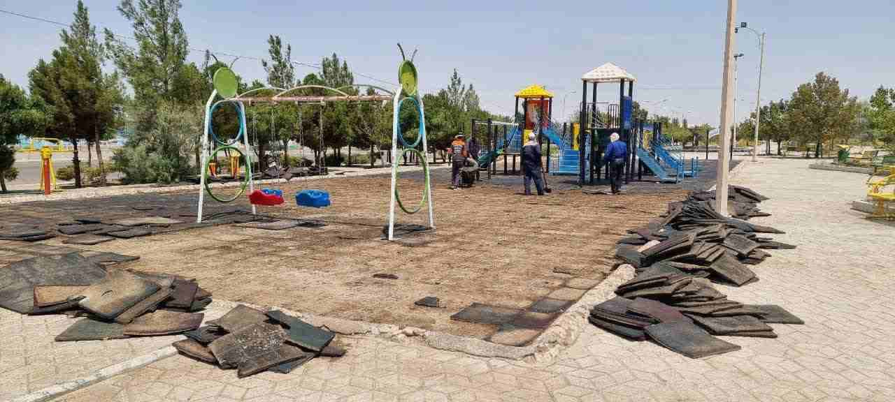  کفپوش فضای بازی کودکان بوستان دانشگاه نوسازی می شود