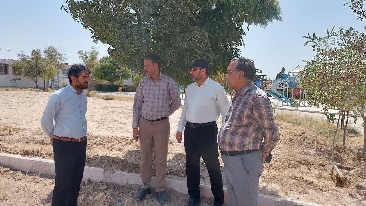 بازدید میدانی شهردار گناباد از اجرای عملیات بوستان مهر در  شهرک سعدی