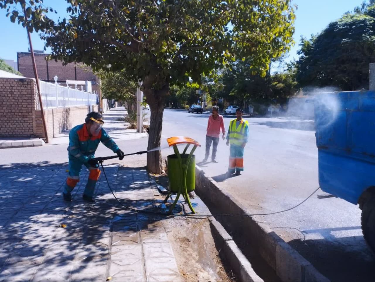 تنظیف و شستشوی سطل های زباله پارکی سطح شهر 