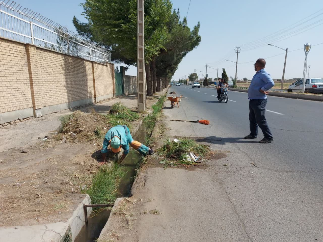 در راستای خدمات رسانی بهتر به شهروندان؛ نظافت و پاکسازی معابر سطح شهر ادامه دارد