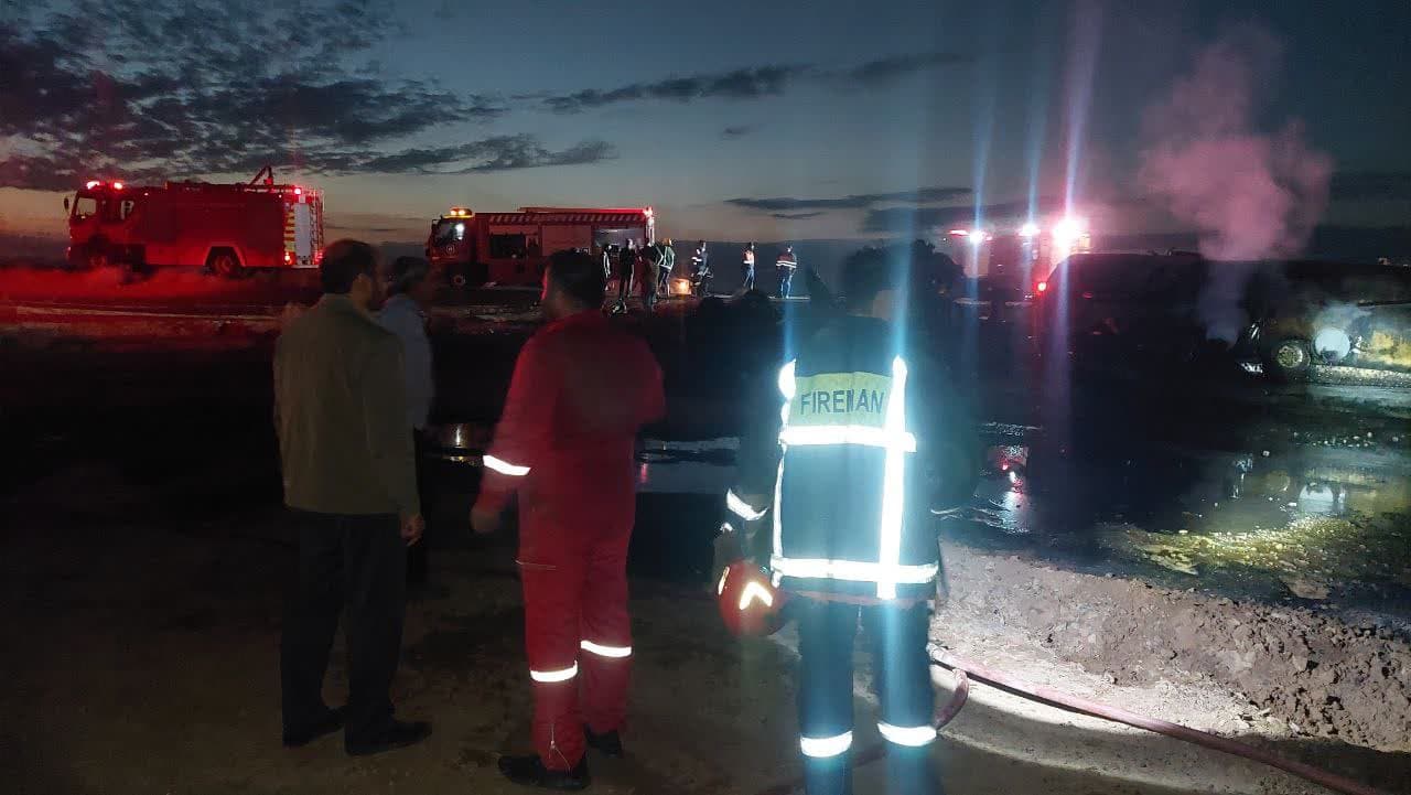  امداد رسانی آتش نشانان شهرداری گناباد به حادثه آتش سوزی تریلی و حضور شهردار در صحنه حادثه