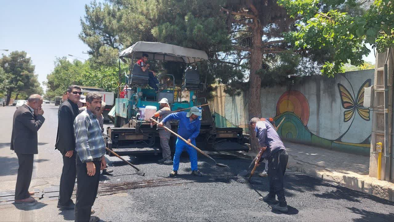سرپرست شهرداری گناباد از آغاز عملیات آسفالت خیابان شهید شوریده بازدید کرد