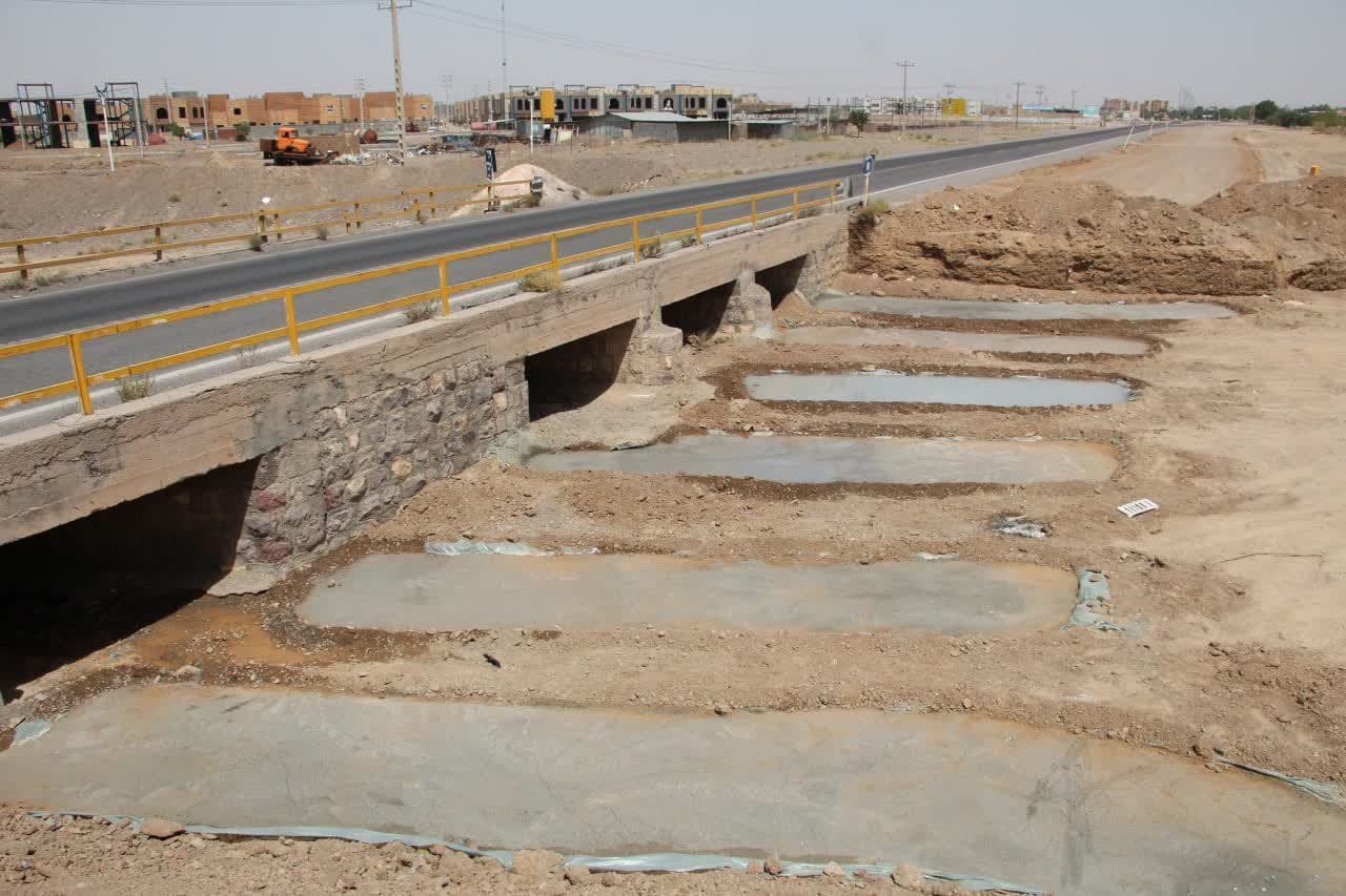 بتن ریزی پایه های پل جاده گناباد به بجستان انجام شد