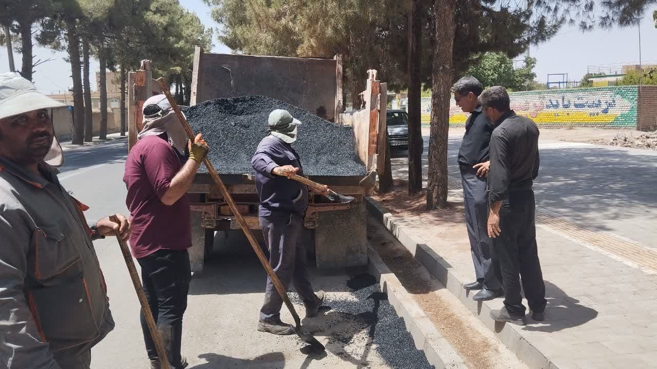 لکه‌گیری آسفالت در خیابان ناصرخسرو توسط شهرداری انجام شد