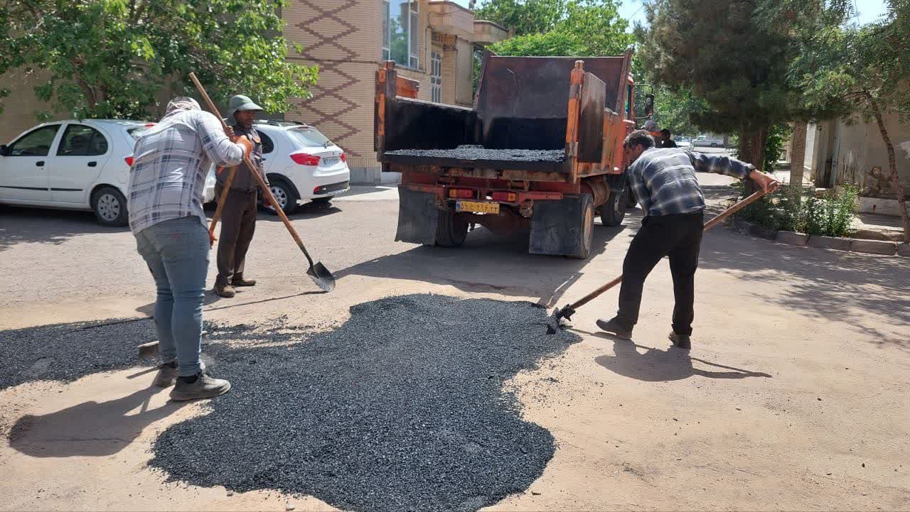 عملیات لکه‌گیری آسفالت در خیابان ناصرخسرو گناباد آغاز شد