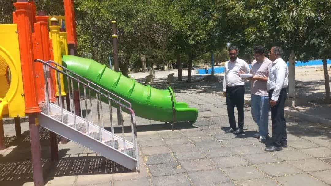 بازدید مسئولان شهرداری گناباد به همراه کارشناسان از پارک‌های شهر به منظور استانداردسازی وسایل بازی کودکان
