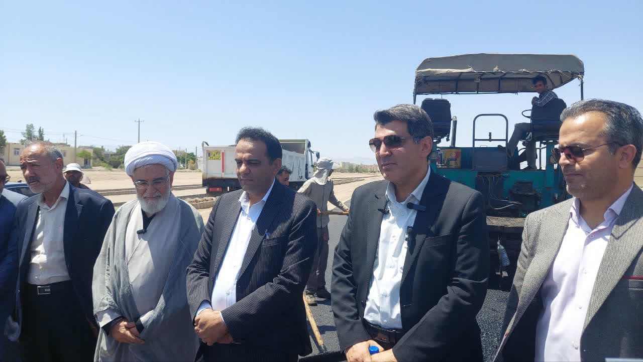 بازدید مسئولین از اجرای آسفالت بلوار 65 متری و تقدیر از شهرداری گناباد انجام شد