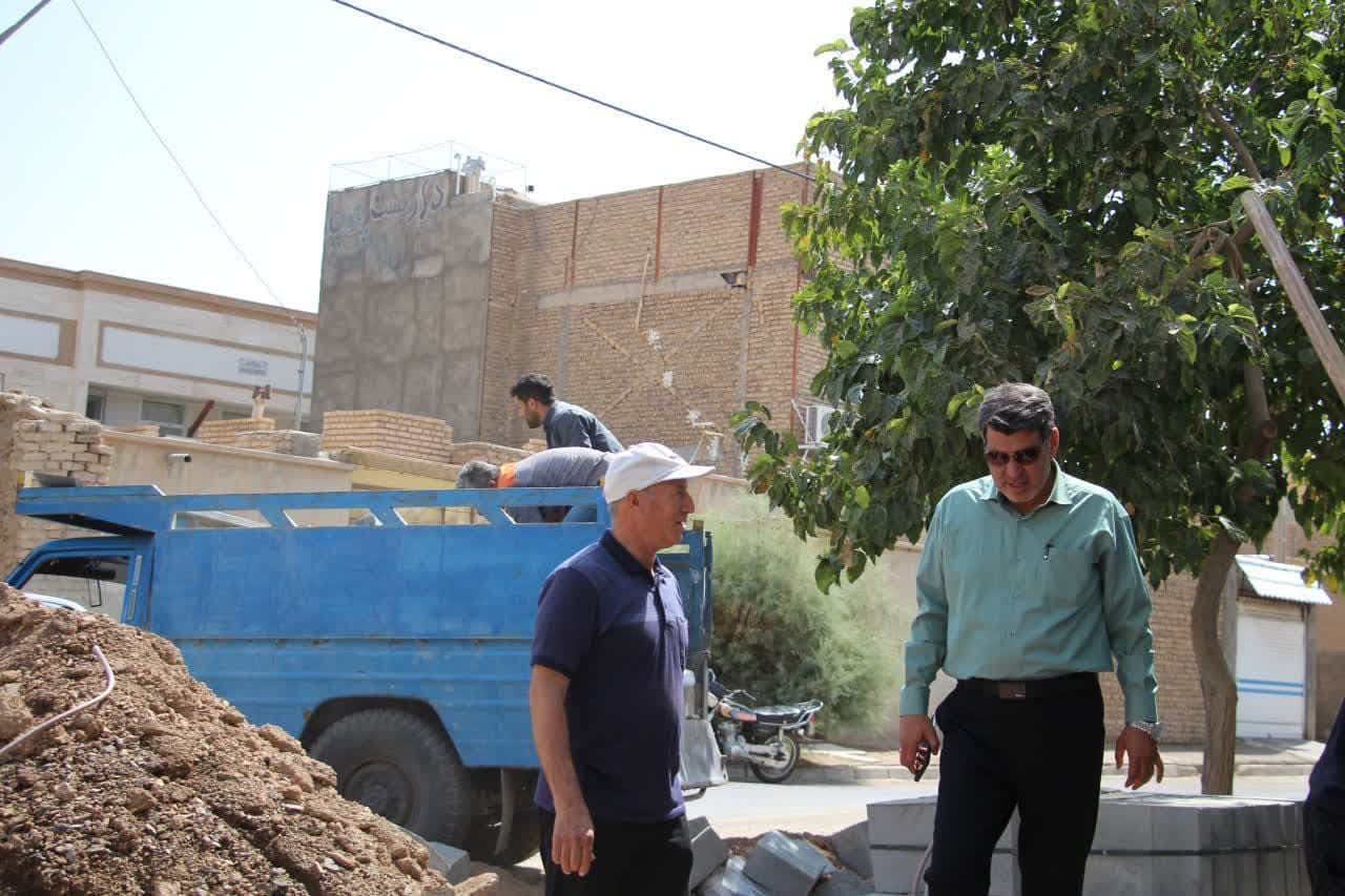 سرپرست شهرداری گناباد از پروژه مشارکتی جدول‌گذاری در نوقاب بازدید کرد  